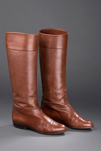 null AUBERCY
Paire de bottes en cuir marron.
T. : 36
