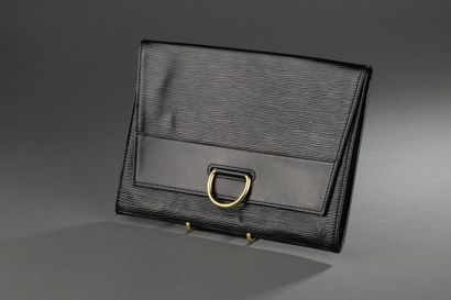 null LOUIS VUITTON 
Pochette en cuir épi noir, le fermoir anneau en métal doré (petites...