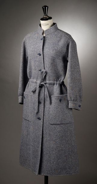 null NINA RICCI
Manteau long en laine chinée bleu et brun, petit col mao, simple...