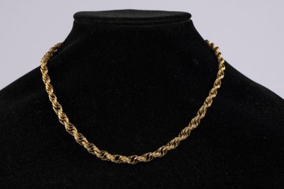 null Collier en or jaune 18K, à maillons ronds et perlés assemblés en torsade.
Long....