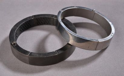 null VENDU AVEC 314 *Deux bracelets articulés en titane, l'un gris argenté et l'autre...