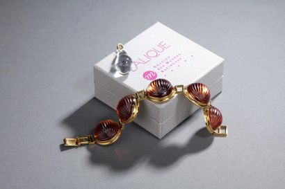 null LALIQUE FRANCE
Bracelet composé de cinq demi-sphères godronnées en cristal ambré...