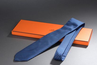 null HERMÈS
Cravate en soie à décor de motifs géométriques dans les tons bleus.
...
