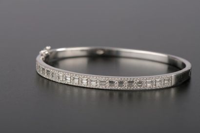 null Bracelet rigide ouvrant en or gris 18K, la partie supérieure sertie de trente-six...