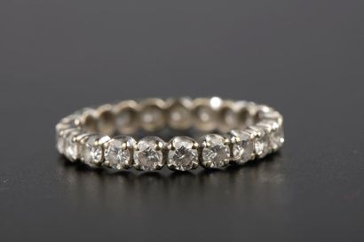 null Alliance américaine en or gris 18K sertie de vingt-et-un diamants taille brillant...