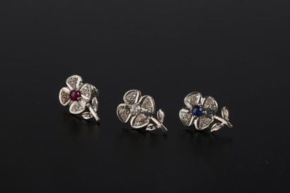 null Trois boutons d'oreille en or gris 18K pavés de diamants, en forme de fleur...