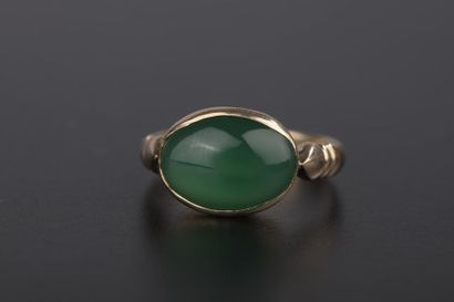 null Bague en or rose 14K sertie d'une calcédoine verte cabochon (usures).
Doigt...