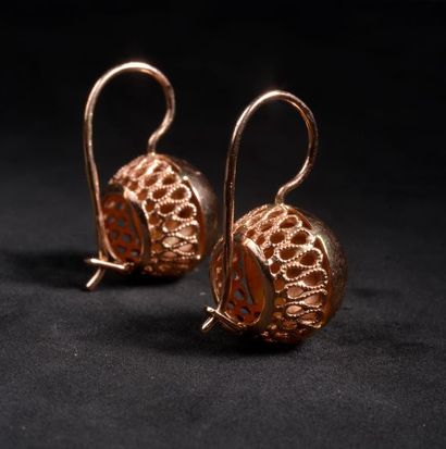 null Paire de boucles d'oreille en or rose 14K, à demi-boule sur coussin filigrané.
Haut....