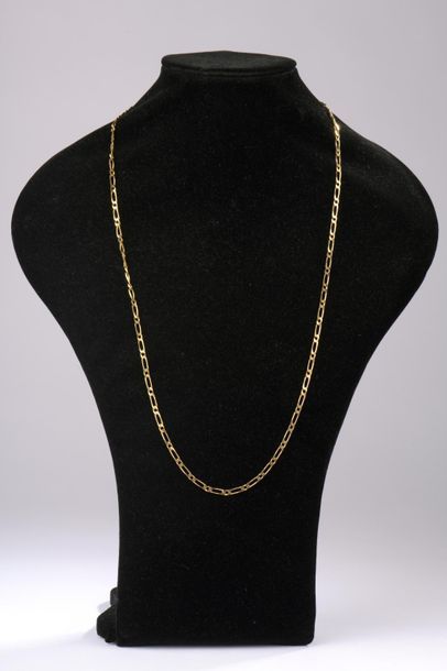 null Long collier en or jaune 18K, à maille gourmette alternée.
Long. : 80 cm - Poids...