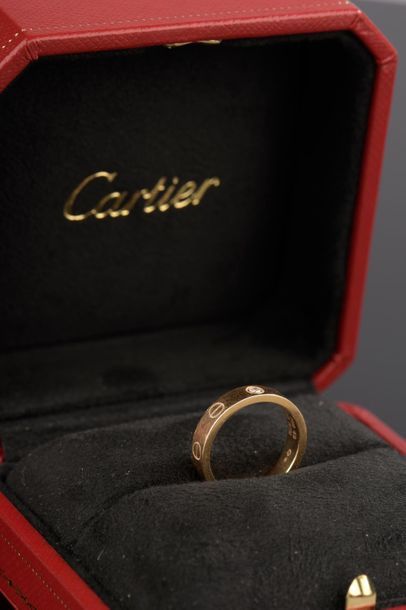 null CARTIER
Bague en or jaune 18K, modèle "LOVE", sertie clos d'un petit diamant...