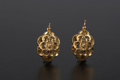 null Paire de boucles d'oreille en or jaune 18K, à motif de fleur à pétales polylobées...