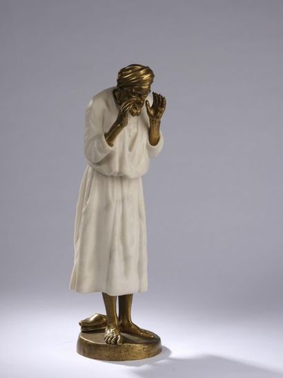 null Antoine BOFILL (1875-1921).
Mahometan en prière.
Bronze doré et marbre sculpté,...