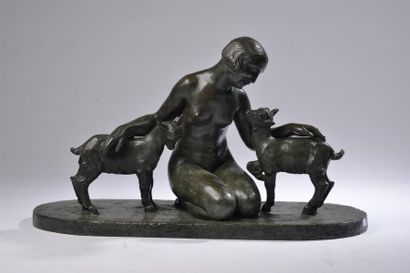 null Lucien Charles Edouard ALLIOT (1877-1967).
Jeune femme nue caressant des chèvres.
Bronze...