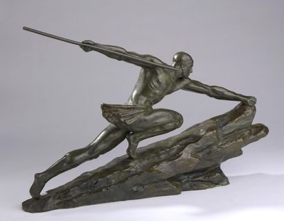 null Pierre LE FAGUAYS (1892-1962).
Chasseur à la lance.
Bronze à patine nuancée...