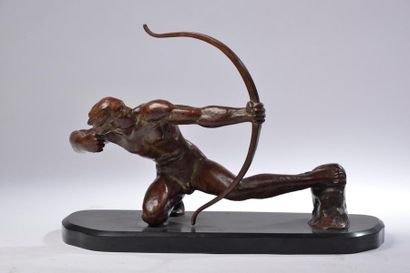 null T. RIOLO (XXe siècle).
Archer en appui bandant son arc.
Bronze à patine rouge...