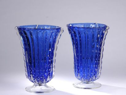null MURANO.
Paire de vases sur piédouche en cristal bicolore bleu à décor bullé,...