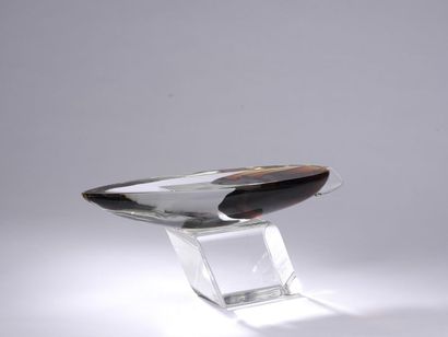 null MURANO, Giovanni CENEDESE (XXe siècle).
Coque de bateau sur socle en cristal...