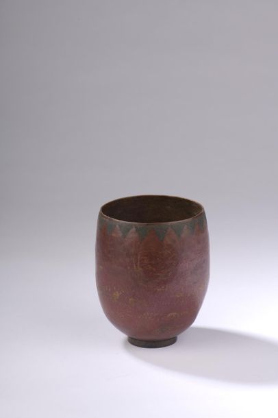 null Claudius LINOSSIER (1893-1953).
Vase ovoïde sur talon en dinanderie à décor...