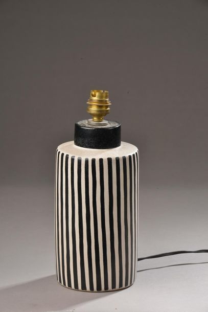 null *Pol CHAMBOST (1906-1983) pour Marcel ROCHAS (1902-1955).
Pied de lampe cylindrique...