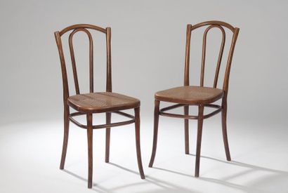 null Maison Jacob et Joseph KOHN.
Paire de chaises cannées en bois thermoformé, le...