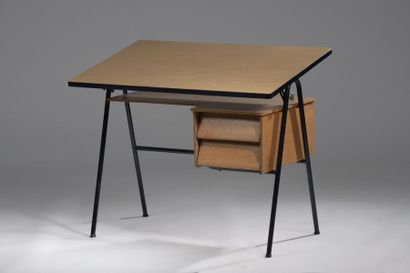 null Dans le goût de Jacques HITIER.
Bureau pouvant former table à dessin à structure...