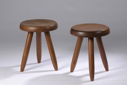 null Charlotte PERRIAND (1903-1999).
Paire de tabourets en bois teinté tripode.
Vers...