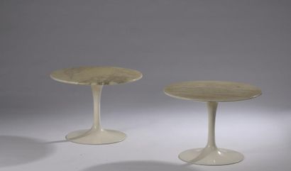 null Eero SAARINEN (1910-1961) pour KNOLL.
Paire de tables basses modèle "Tulipe",...