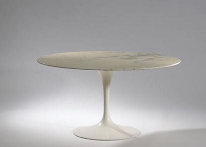 null Eero SAARINEN (1910-1961) pour les éditions KNOLL.
Table de salle à manger modèle...
