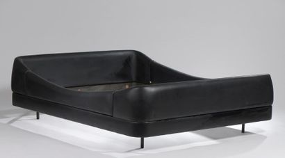 null Bois de lit gainé de skaï noir (pour un matelas 190 x 140 cm).
Vers 1970-1980.
Haut....