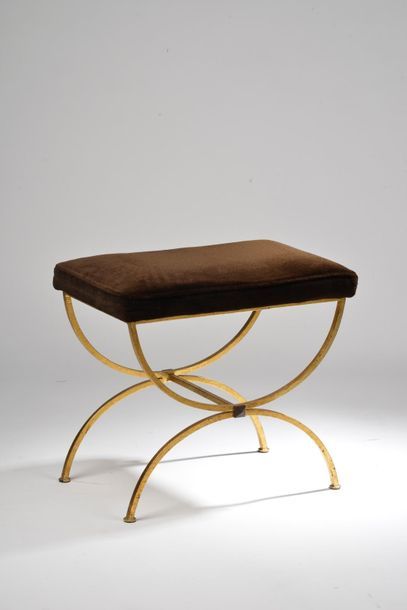 null Roger THIBIER (1926-2001). 
Tabouret curule en métal doré, les pieds courbes...