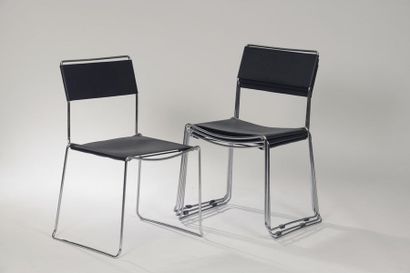 null Dans le goût de Niels Jorgen HAUGESEN.
Suite de quatre chaises modernistes empilables...