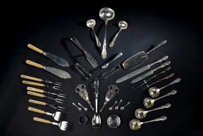 null Partie de ménagère, la spatule en coquille et volutes, en métal argenté (traces...