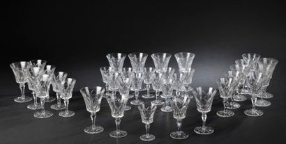 null SAINT-LOUIS.
Service de verres en cristal taillé de feuilles d'eau, modèle "Camargue",...