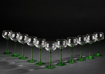 null Suite de onze verres à vin du Rhin en cristal, le pied de couleur verte.
Haut....