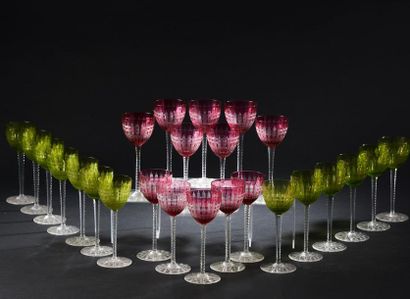 null Suite de vingt-quatre verres à pied roemers en cristal doublé rose ou vert clair...