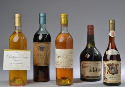 null Ensemble de 5 bouteilles :
1 bouteille CH. CLIMENS, 1° cru Barsac 1973 (ea,...