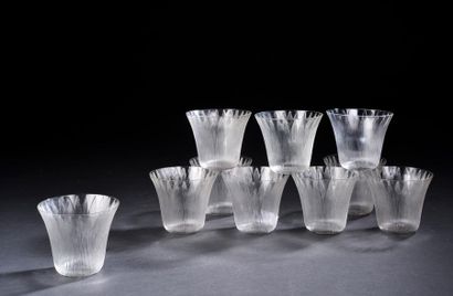 null R. LALIQUE France.
Dix gobelets corolle en verre soufflé-moulé, modèle "Lotus",...