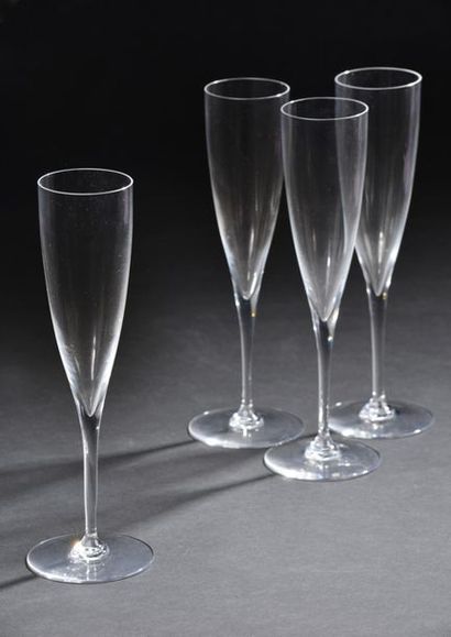 null *BACCARAT.
Quatre flûtes à champagne en cristal clair, modèle "Dom Pérignon".
Signées...