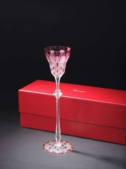 null BACCARAT.
Spectaculaire verre, modèle "Tsar", en cristal partiellement doublé...