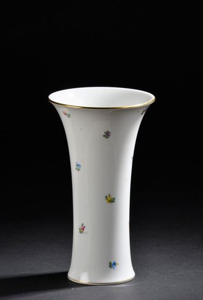 null VIENNE
Vase cornet en porcelaine blanche à décor polychrome de semis de fleurs,...