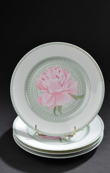 null *HERMÈS. 
Quatre grandes assiettes modèle "Les Pivoines" en porcelaine de Limoges...