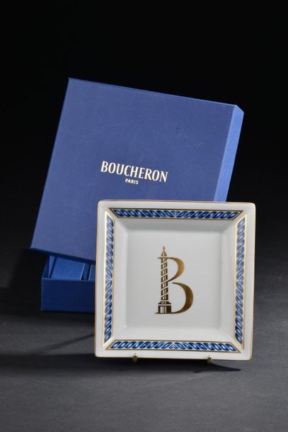 null *BOUCHERON
Cendrier de section carrée en porcelaine blanche à décor en bleu...