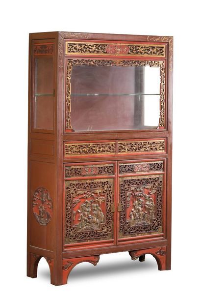 CHINE, Ningpo - XIXe siècle Vitrine en bois laque rouge et or ouvrant à deux portes,...