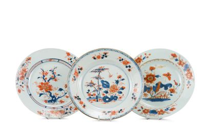CHINE, Compagnie des Indes - Époque KANGXI (1662-1722) Trois assiettes en porcelaine...