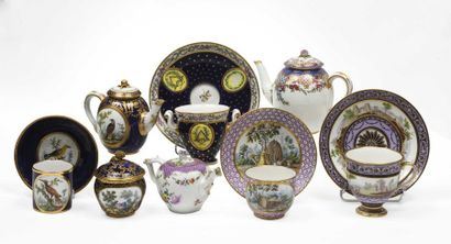 SÈVRES Gobelet Bolvry et sa soucoupe en porcelaine tendre à décor polychrome de paysages...