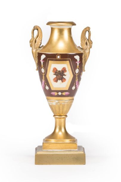 PARIS Vase de forme balustre en porcelaine à décor de visages antiques à l'imitation...