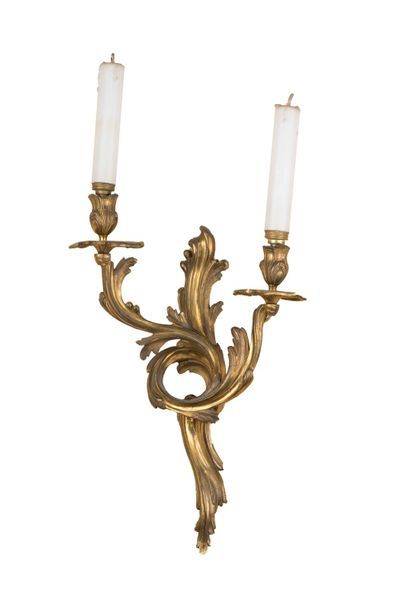 null Pair of sconces with two lights in chased gilded bronze.
Decoration of rockeries...