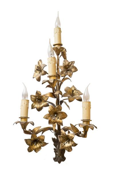 null Pair of four gilded metal wall lights with lily decoration.
H: 45 cm

Provenance:...