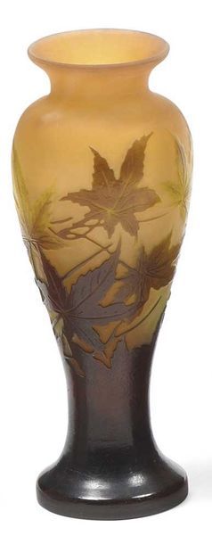 GALLE Petit vase balustre à col épaulé à décor de branches feuillagées en verre multicouche...