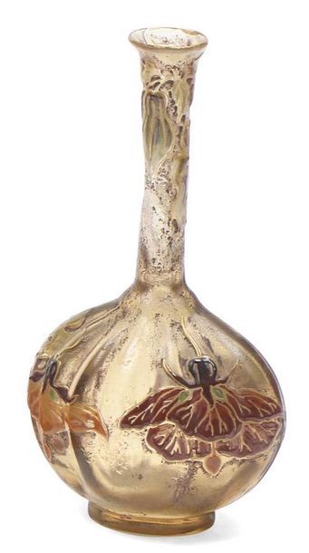 GALLE Elégant vase à panse côtelée et col soliflore à décor tombant d'abutilon gravé...
